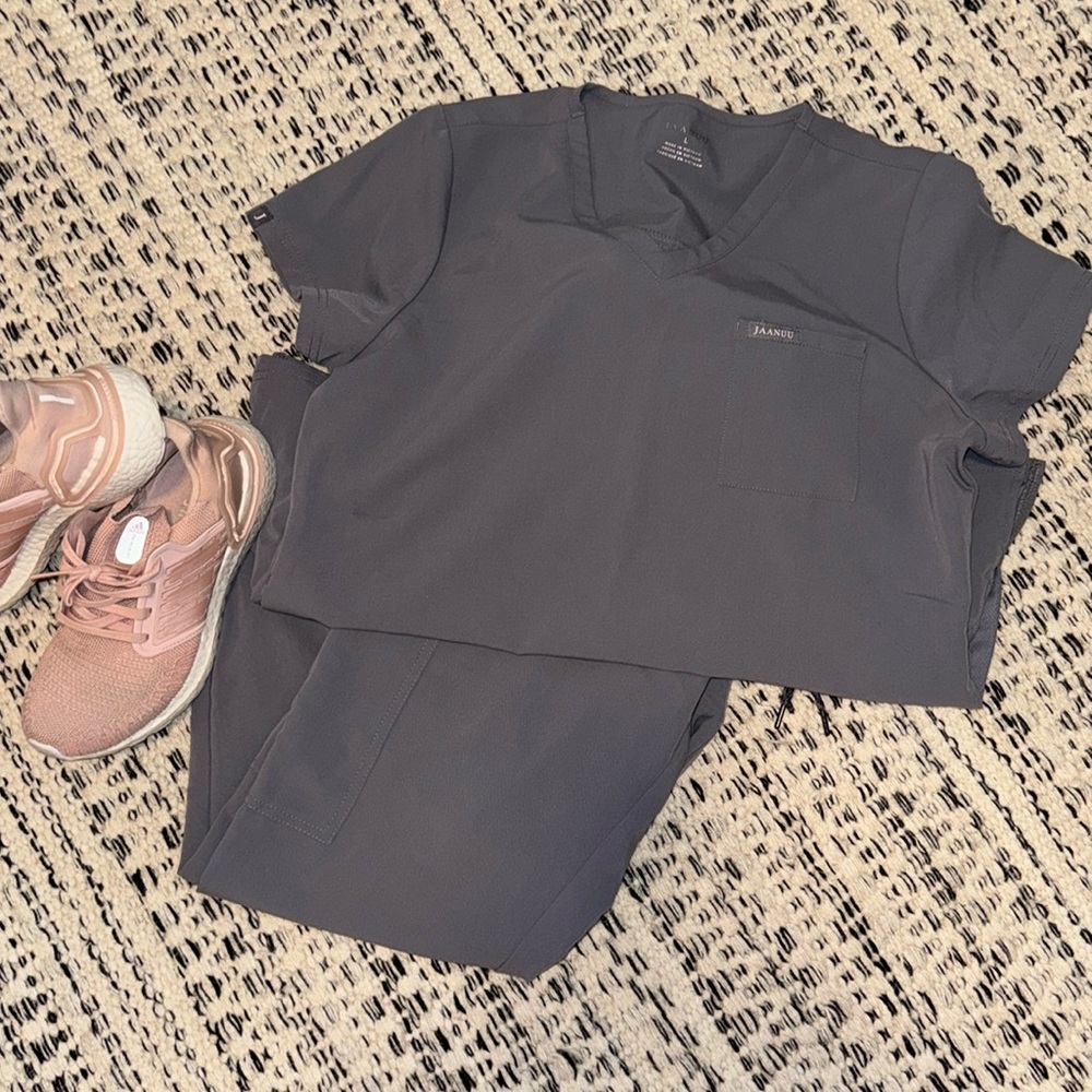 Jaanuu scrub set